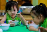 Chế độ dinh dưỡng cho trẻ mầm non cần tránh xa các loại thực phẩm nào?