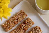 Thưởng trà nóng cùng kẹo lạc giòn, món quà vặt đút túi của người Việt