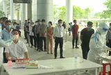 Lấy mẫu xét nghiệm Covid-19 cho hơn 2.000 nhân viên tại sân bay Đà Nẵng