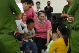 Nghẹn lòng cảnh cậu bé 5 tuổi khóc trong phiên tòa xét xử mẹ tội mua bán người