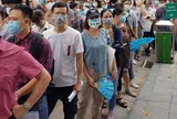 Chen lấn đi tiêm vắc-xin Covid-19: Lợi bất cập hại