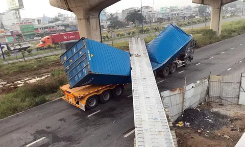 TP.HCM: Xe container kéo sập dầm bêtông cầu bộ hành đang thi công