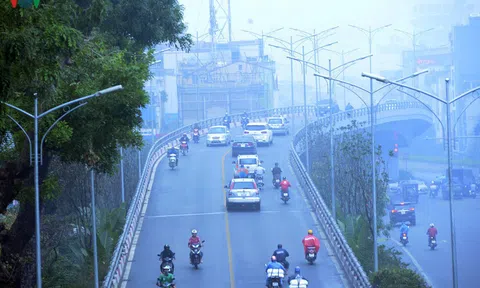 Phố phường Hà Nội mịt mù khói bụi do ô nhiễm không khí