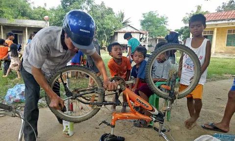 Quảng Trị:  Người đàn ông khuyết tật sửa xe miễn phí cho học sinh vùng cao