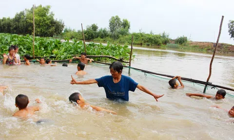 Hành trình dạy bơi miễn phí cho hàng ngàn trẻ em vùng sông nước