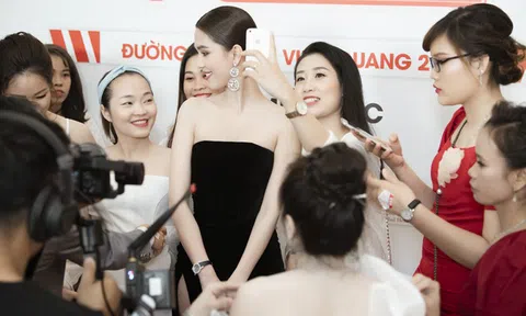Ngọc Trinh - Chi Pu mặc đen đỏ đối lập đọ sexy