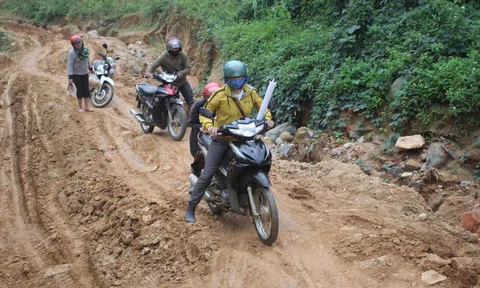Gia Lai:  Thầy cô vượt “cổng trời” đi “gieo chữ” cho học sinh vùng cao