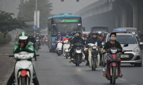 Ô nhiễm không khí tăng cao, các ngả đường Hà Nội mịt mờ