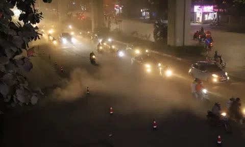 Công nhân thi công đường Nguyễn Trãi thản nhiên ‘thổi bụi’ vào người tham gia giao thông