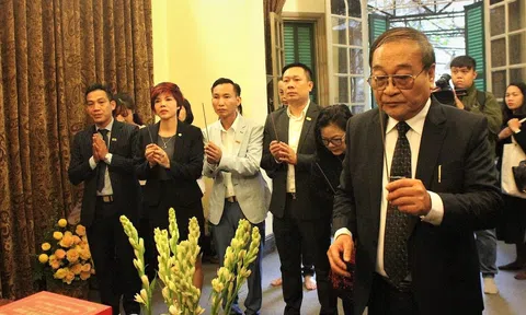 Tặng sách ảnh Đại tướng Võ Nguyên Giáp trong lòng dân cho gia đình Đại tướng