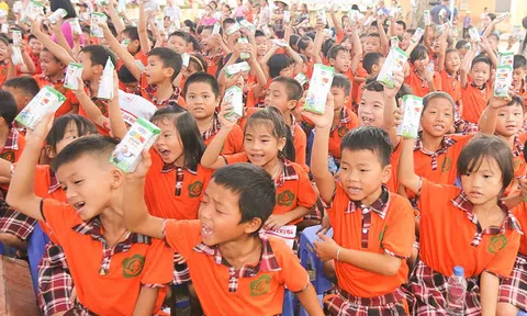 Quỹ sữa vươn cao Việt Nam và Vinamilk chung tay vì trẻ em Hưng Yên