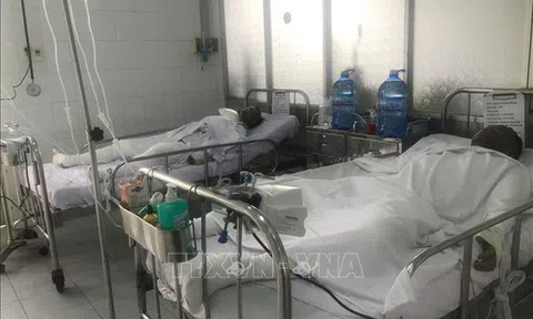 Vừa chiết xăng vừa hút thuốc, 4 người trong một gia đình bỏng nặng