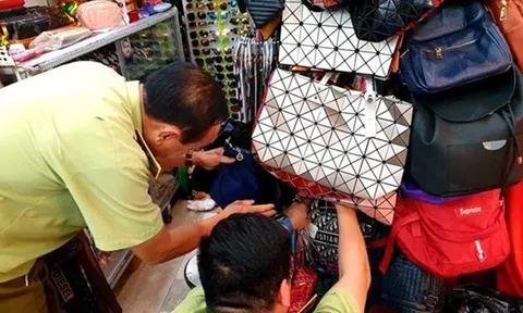 Thu giữ hàng trăm túi xách giả nhãn hiệu tại Saigon Square và Lucky Plaza