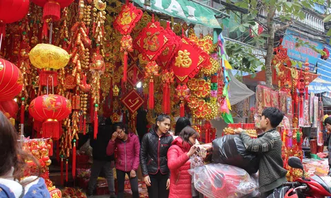 Hà Nội: Phố Hàng Mã nhuộm sắc đỏ rực rỡ đón xuân Canh Tý 2020