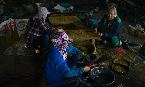 Làng làm nhang khổng lồ phục vụ Tết