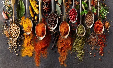 Thu giữ nhiều tấn tân dược, thực phẩm chức năng lậu ra... chợ Tết