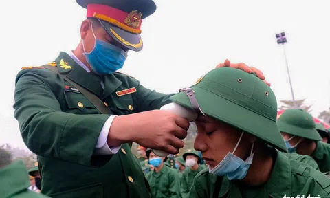 Tân binh được đo thân nhiệt trước khi nhập ngũ