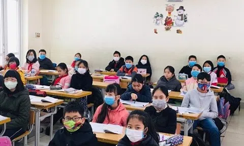 Trẻ đi học "mùa corona": Đeo hay không đeo khẩu trang suốt buổi?