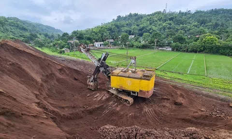 Lào Cai: Cần làm rõ những dấu hiệu bất thường trong việc đào, vận chuyển quặng ra khỏi bãi chứa