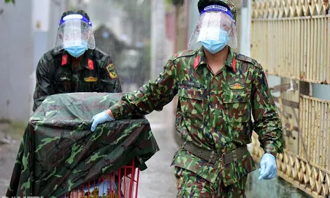 Bộ đội dầm mưa, trao quà tự tăng gia sản xuất cho người dân TPHCM