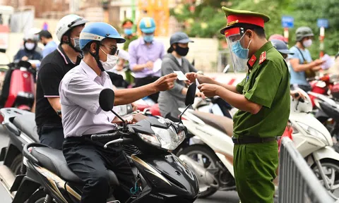 Công an Hà Nội thông tin chính thức quy trình cấp giấy đi đường tại “vùng đỏ”