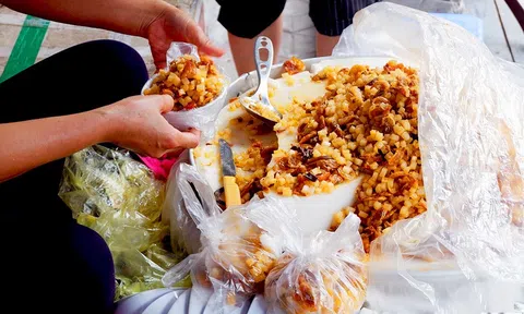 Muôn kiểu thưởng thức món bánh đúc trên khắp các vùng miền