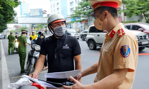 Hà Nội tiếp tục sử dụng giấy đi đường cũ kết hợp cấp giấy mới