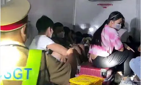 Phát hiện 15 người trong thùng xe đông lạnh để 'thông chốt'