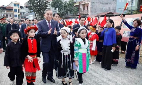 Tổng Bí thư Tô Lâm gặp mặt, nói chuyện với nhân dân các dân tộc tỉnh Cao Bằng