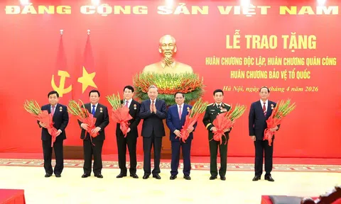 Trao huân chương cao quý tặng các đồng chí lãnh đạo Đảng, Nhà nước, cán bộ cấp cao