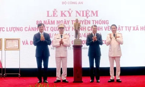 Tổng Bí thư, Chủ tịch nước Tô Lâm gửi thư, tặng quà chúc mừng lực lượng Cảnh sát Quản lý hành chính về trật tự xã hội