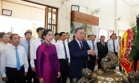 Tổng Bí thư, Chủ tịch nước Tô Lâm dâng hương tưởng niệm Chủ tịch Hồ Chí Minh tại Thái Lan