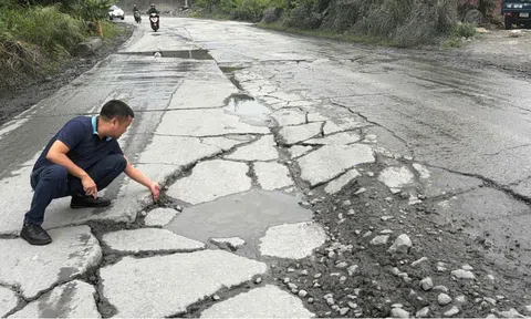 Quảng Ninh: Xe quá khổ, quá tải băm nát Khu phố Tràng Bạch