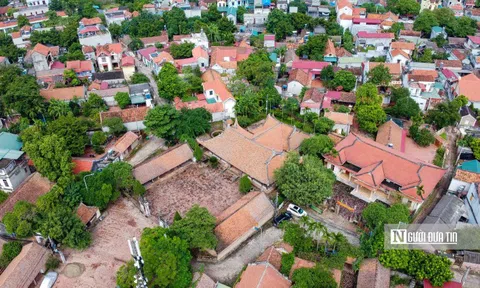 Giếng cổ lâu năm tại Làng cổ Đường Lâm sau khi bị "vẽ bậy"