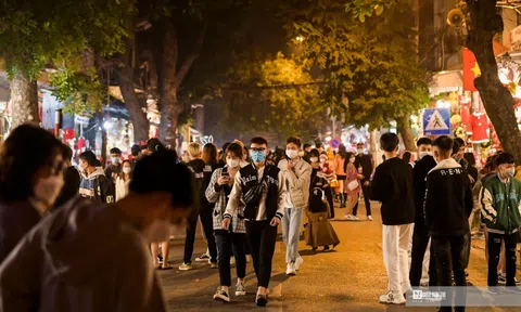 Dòng người đông đúc đi chơi trong mùa Giáng sinh đặc biệt