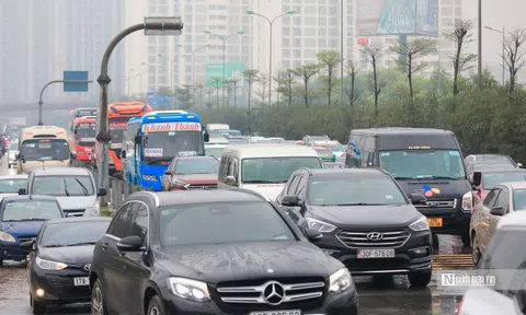 Người dân vượt mưa rét trở lại Thủ đô trong ngày cuối nghỉ Tết