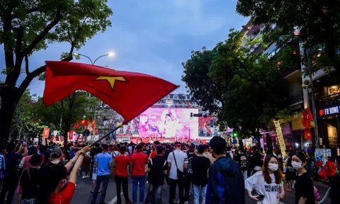 Hà Nội: Khoảnh khắc hàng vạn CĐV đội mưa tiếp lửa U23 Việt Nam ở phố đi bộ Hồ Gươm