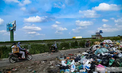 Rác thải bủa vây đường gom cao tốc Pháp Vân – Cầu Giẽ