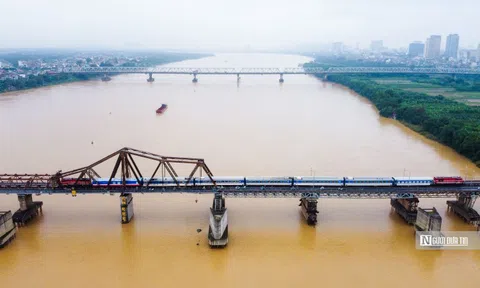 Hà Nội: Người dân ngó lơ cảnh báo và biển cấm tại cầu Long Biên
