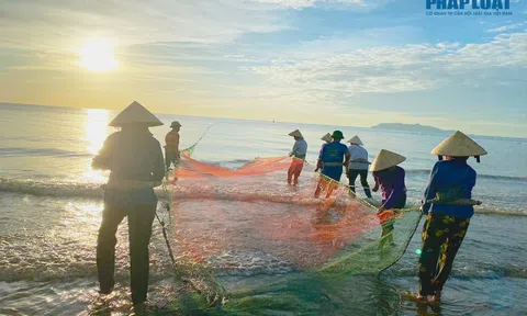 Nhọc nhằn nghề kéo lưới từ rạng sáng của những cụ già U60,70 tuổi ở Thanh Hoá