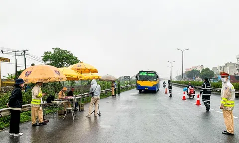 Công an Hà Nội đội mưa triển khai 2 tổ công tác “đặc biệt”