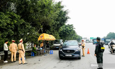 Hà Nội: Nhiều xe dừng xe không đúng nơi quy định bị CSGT xử lý