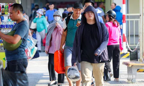 Hà Nội: Người dân đổ ra bến xe về quê khiến giao thông ùn ứ