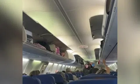 Hoảng hồn phát hiện người phụ nữ nằm gọn trong ngăn hành lý máy bay