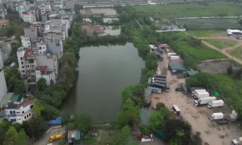 Hà Nội: Đổ phế thải lấp ao hồ tại phường Yên Sở