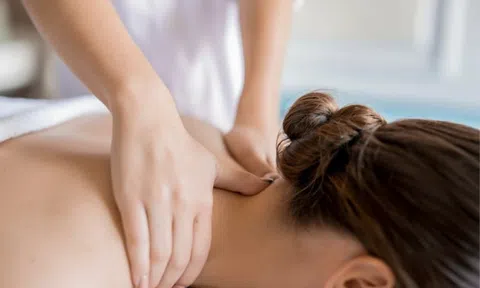 Sai lầm khi massage cổ vai gáy, người phụ nữ phải nhập viện cấp cứu