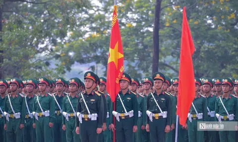 Người dân đội nắng xem hợp luyện diễu binh 2/9