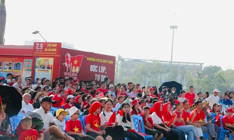 Hàng nghìn người dân Nghệ An háo hức đổ về Quảng trường Hồ Chí Minh xem diễu binh, diễu hành A80