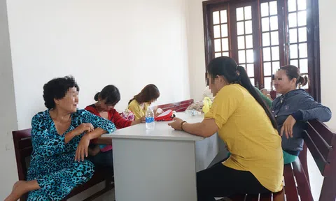 Xót xa bé gái 13 tuổi ẵm con trai đến tòa nghe xét xử gã hàng xóm đồi bại với mình