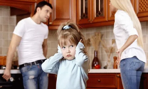 Hậu quả khôn lường khi cha mẹ cãi nhau trước mặt con
